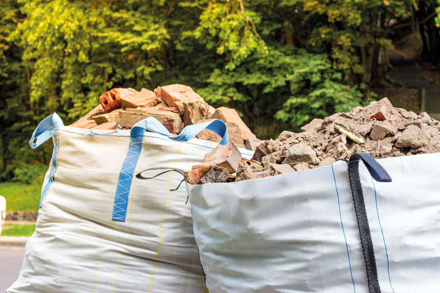 Zwei Big Bags mit Bauschutt