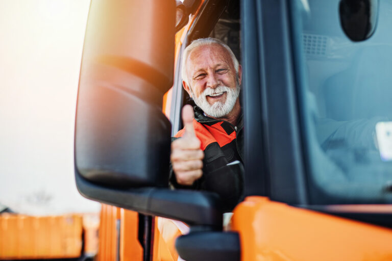 Lachender Fahrer einer Müllabfuhr