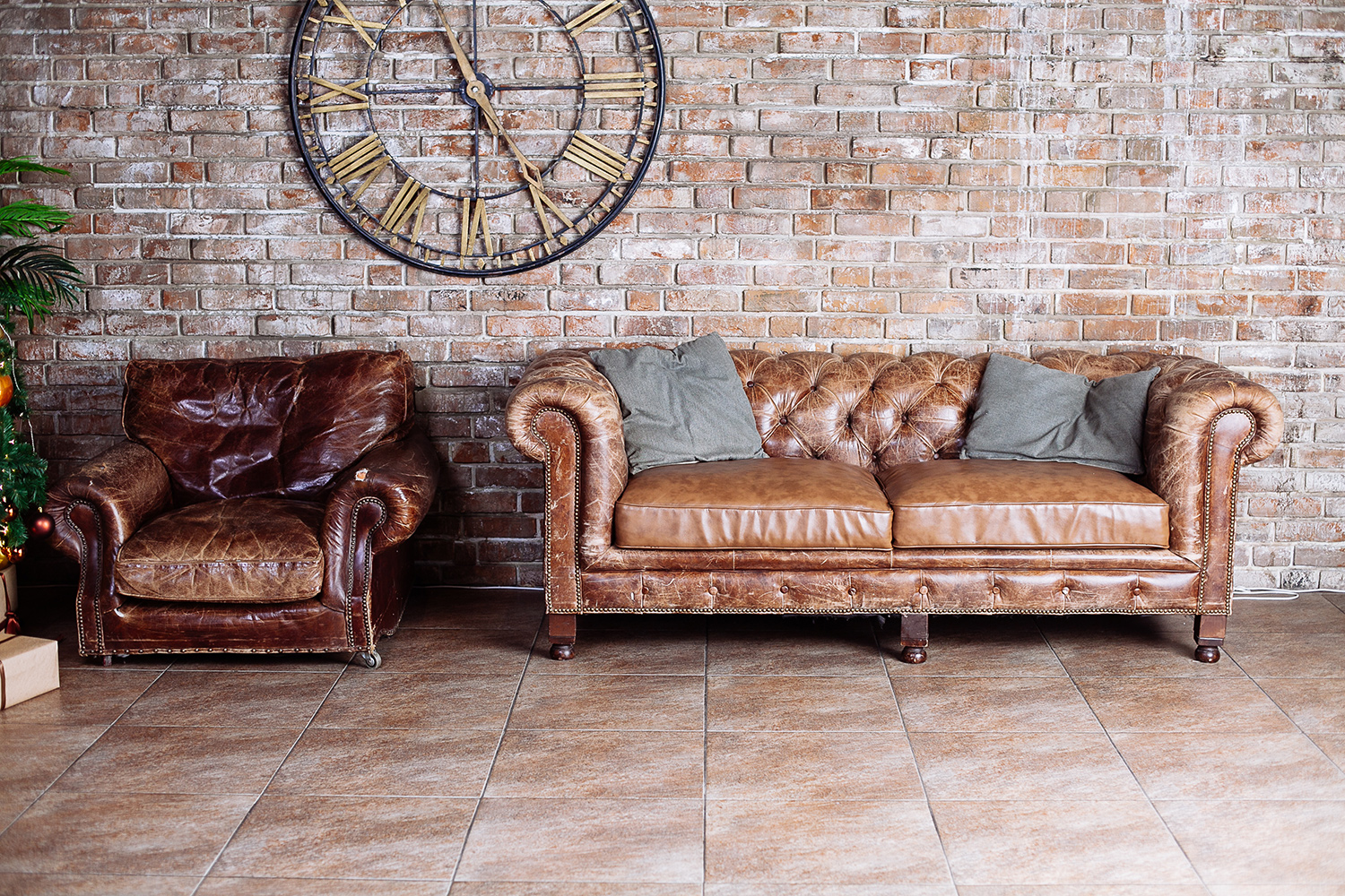 Altes Sofa und alter Sessel
