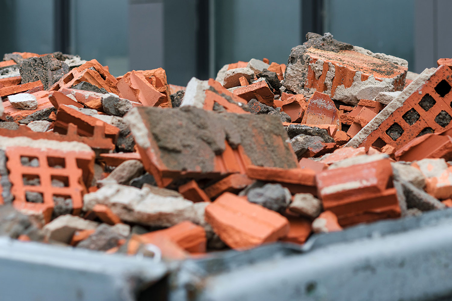 Kaputte Ziegelsteine in einem Container