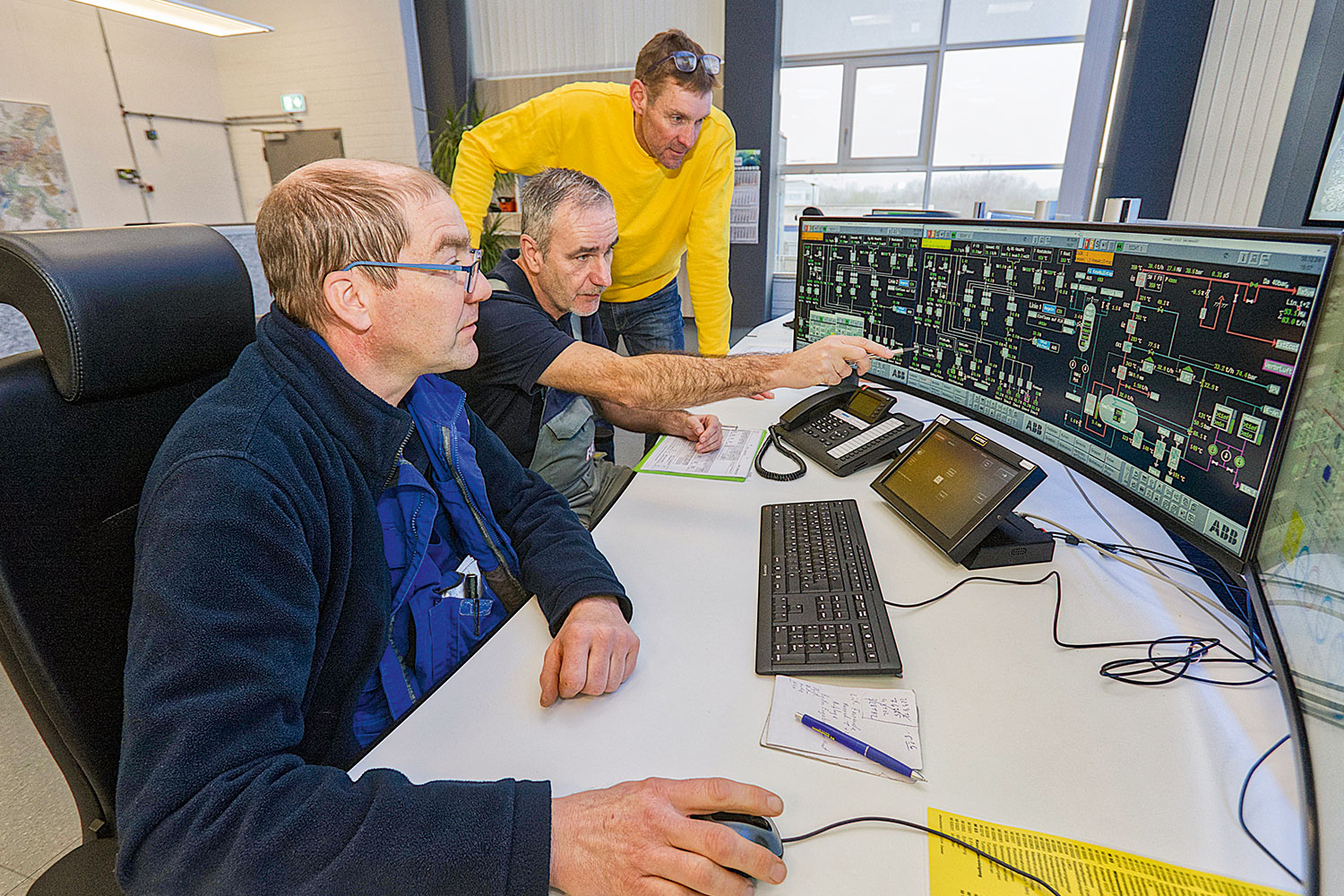 Mitarbeiter vor Computer im Müllheizkraftwerk