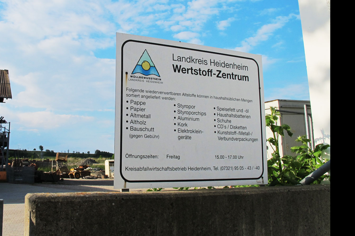 Schild des Wertstoff-Zentrums