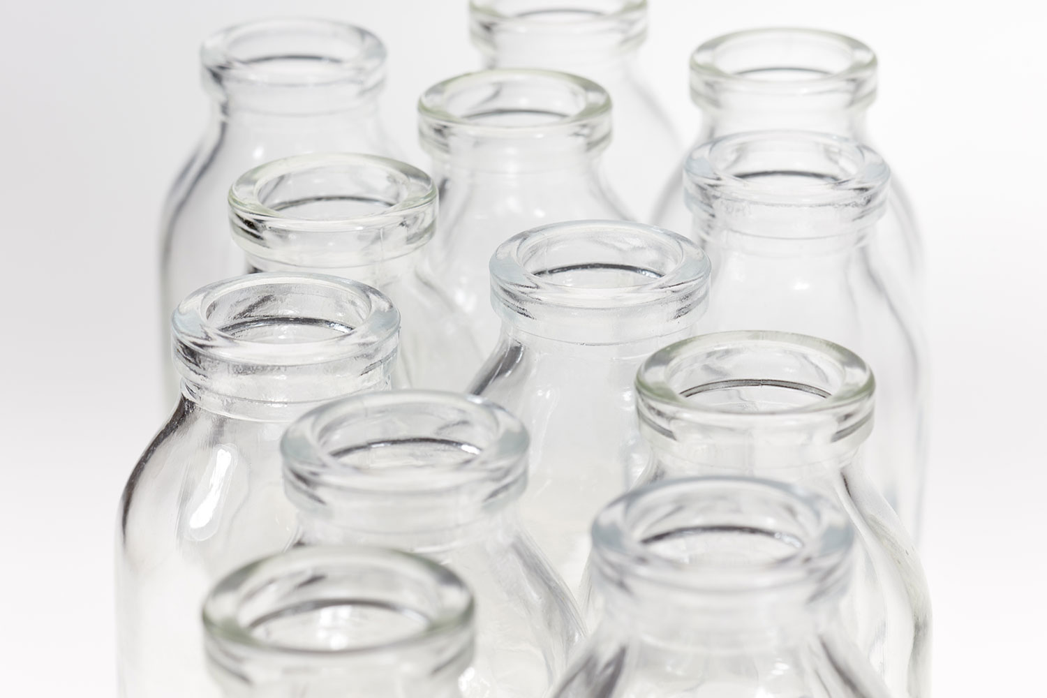 mehrere weiße Glasflaschen
