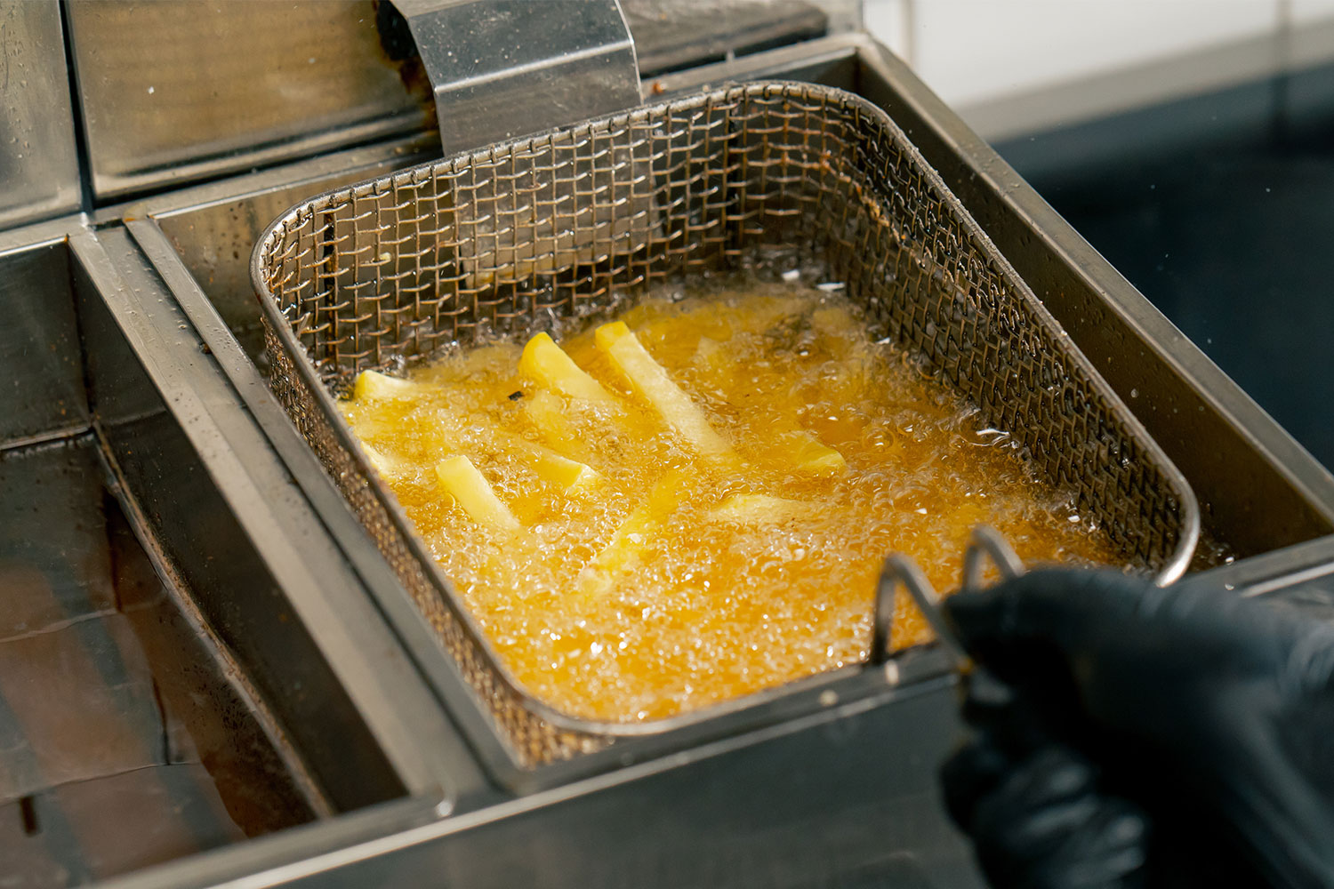 Pommes frites in der Fritteuse