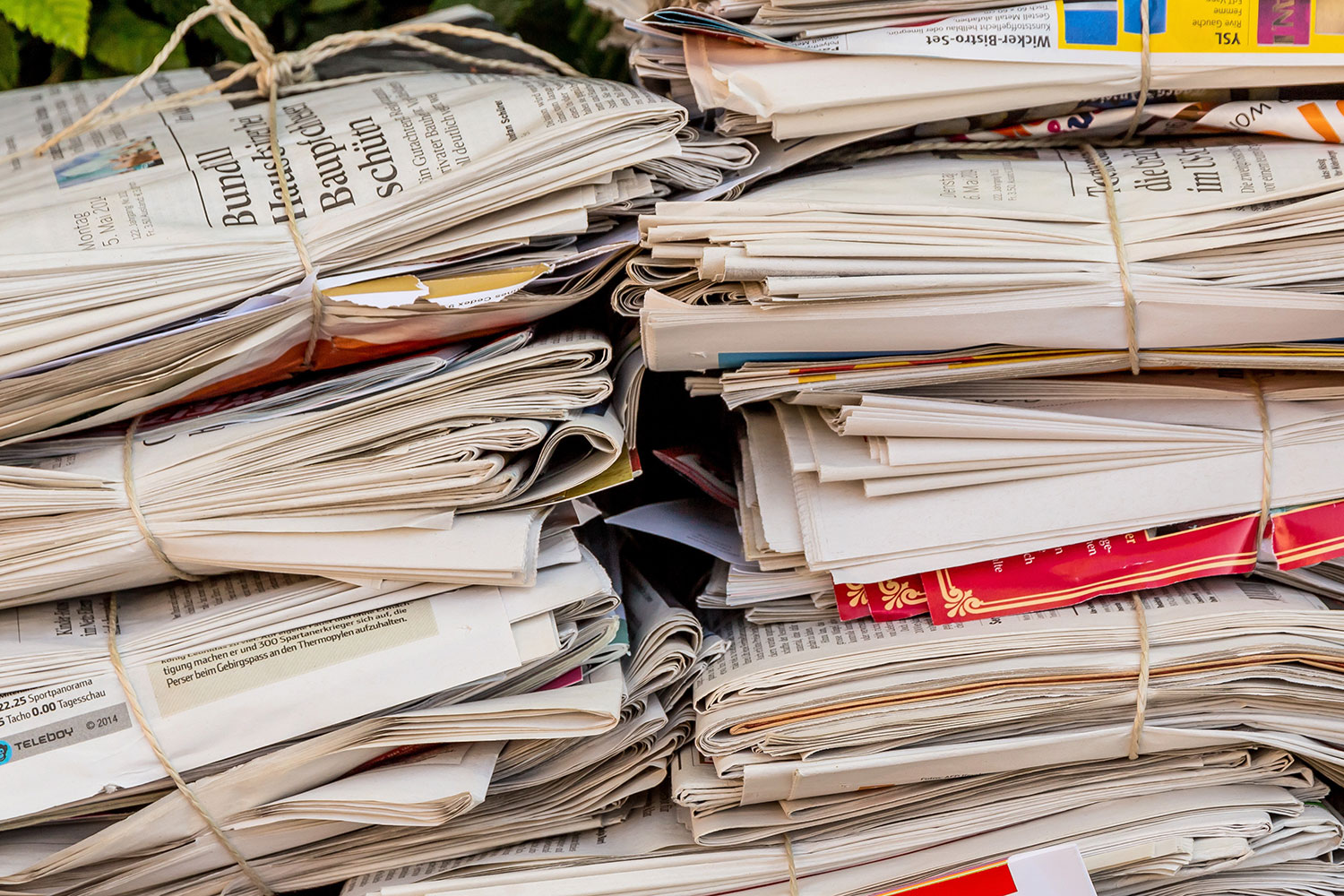 Nahaufnahme gebündeltes Altpapier