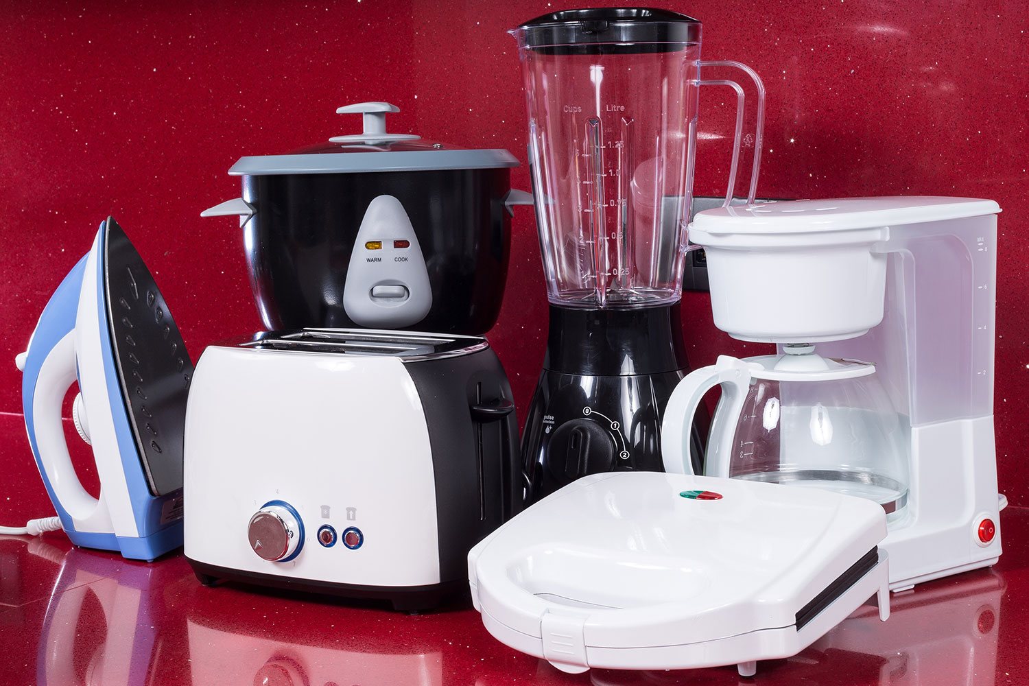 Elektrokleingeräte mit Mixer, Toaster und Bügeleisen