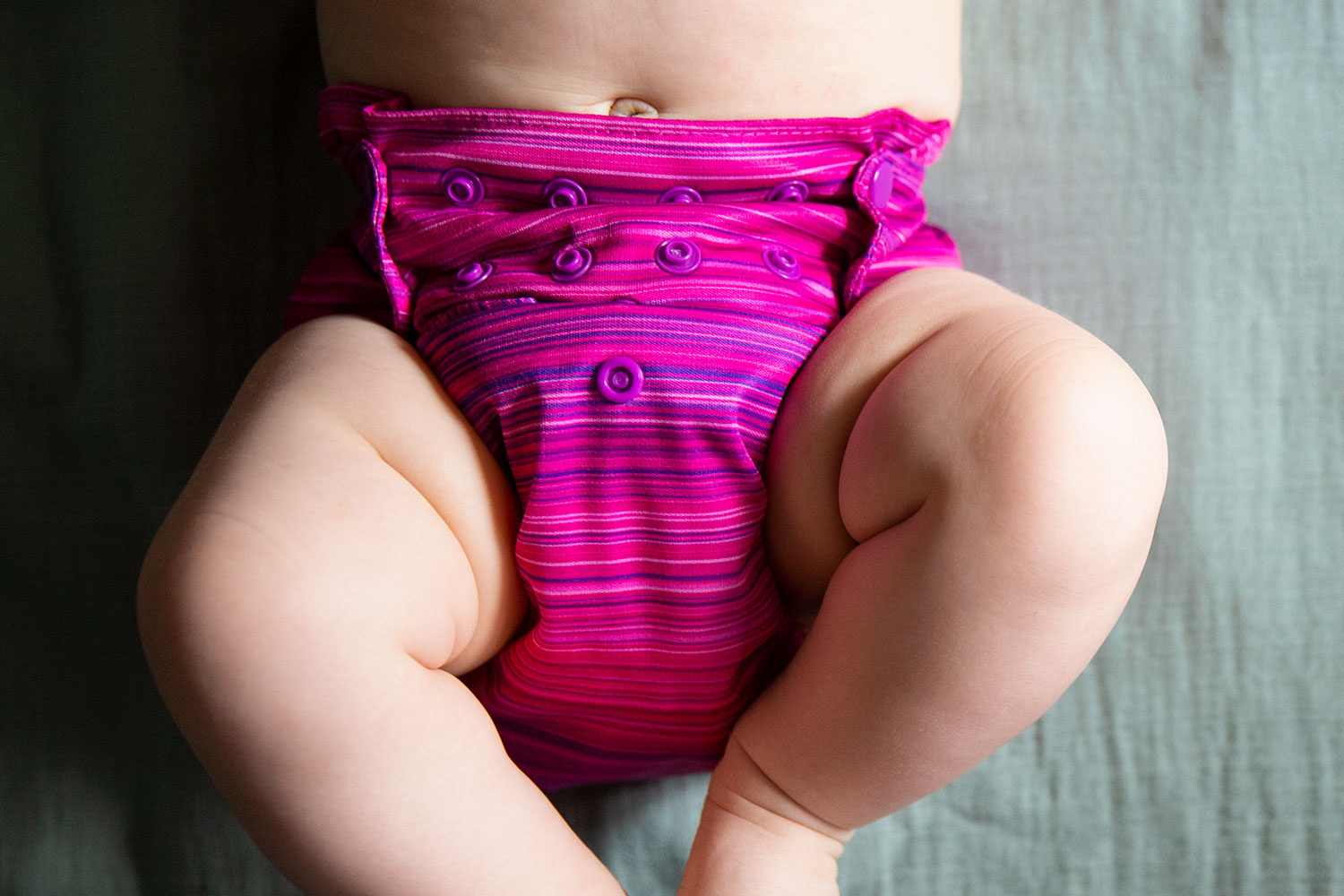 Baby ist mit Mehrwegwindeln gewickelt